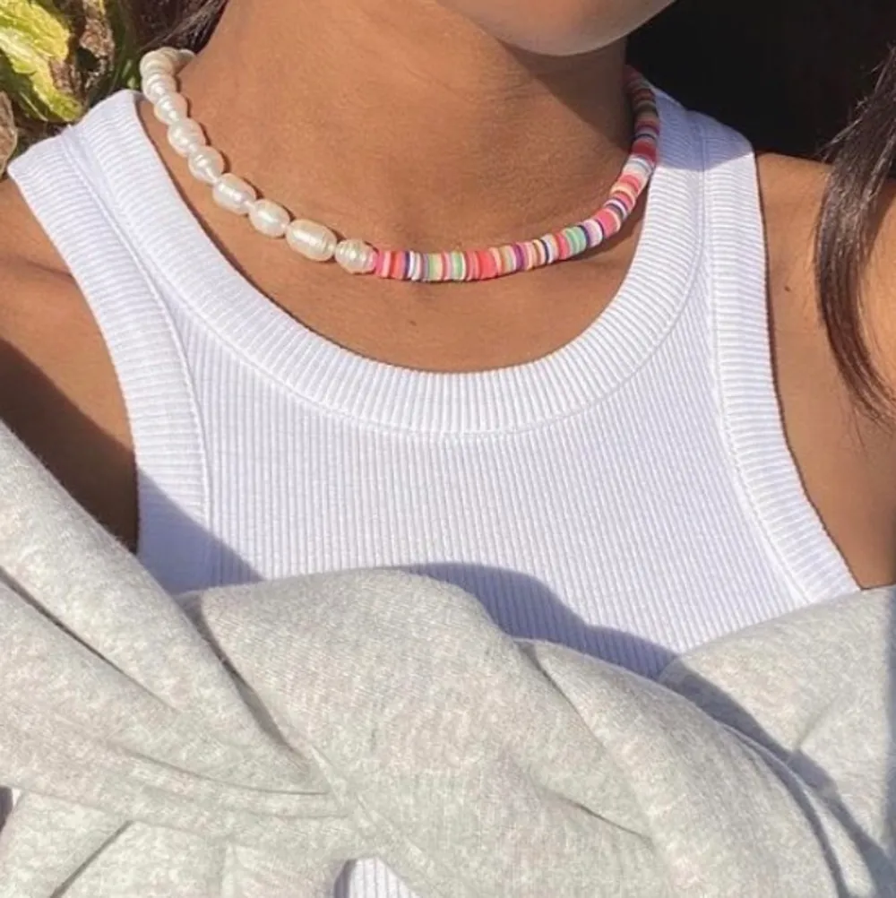 Säljer även på Instagram: @aliceruthjewelry 🤍🤍🤍        Gör dessa halsband på beställning av äkta pärlor för 249kr/styck! Kontakta för mer info eller frågor🥰 Frakten kostar bara 12kr!. Accessoarer.