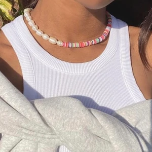 Färgglatt pärlhalsband - Säljer även på Instagram: @aliceruthjewelry 🤍🤍🤍        Gör dessa halsband på beställning av äkta pärlor för 249kr/styck! Kontakta för mer info eller frågor🥰 Frakten kostar bara 12kr!
