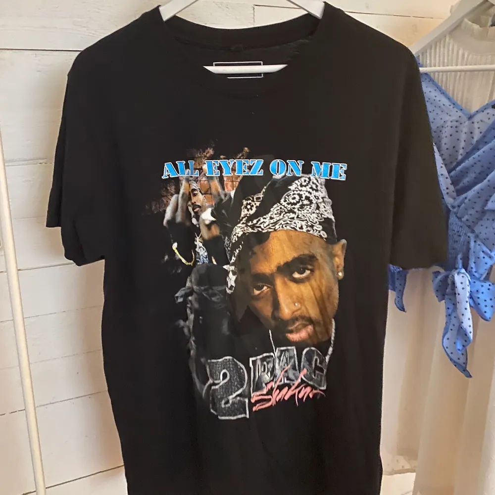 Tupac t-shirt som jag inte använt på hur länge som helst. Köpt på Junkyard för 2 år sen. Oversized. Tvättas givetvis innan den skickas!!. T-shirts.
