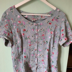 Fin kortärmad blus.  - Den är jätte fin och passar bra men används inte. För mer bilder skicka PM 