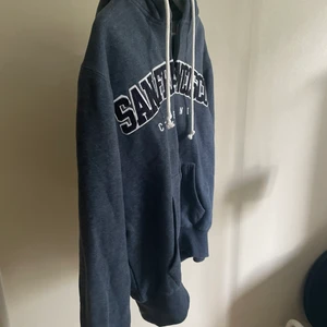 Oversized tröja köpt i san fran  - Jättefin tröja knappt använd pga fel storlek köpt för 800kr