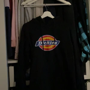 Dickies hoodie  - Väldigt fint skick, använd kanske 10 gånger. Nypris var ca 750 ☺️ Trycket är fint och helt.