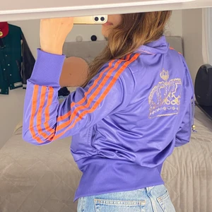 Adidas kofta - Säljer min mammas adidas kofta från 90-talet. Väldigt fin och i bra skick. Köparen står för frakt. Jättefint tryck på ryggen!