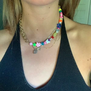 Pärlhalsband med kjedja - Super fina halsband jag gör själv! 2 i guld och en i silver! Priset är 100kr med frakt inkluderat! Bara att skriva vid frågor!🥰