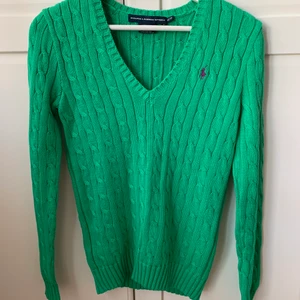 Äkta Ralph Lauren stickad tröja strl xs - Stickad tröja från Ralph Lauren. Köpt i New York. Aldrig använd. Lite grönare färg i verkligheten jämfört med bilden. Storlek xs. Kika gärna på annat jag säljer.