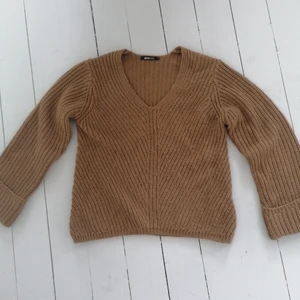Stickad brun tröja - Brun stickad tröja i fint skick från gina. Passar till det mesta. Använd ett fåtal gånger, Köparen står för frakt! Nypris: 250 kr