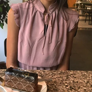 Dustypink klänning! - Superfin klänning! Säljer då den inte kommer till användning. Använd ett fåtal gånger. Perfekt till sommaren! Storlek 32, men skulle säga att den passar xs/s. 100kr