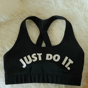 Träningstopp - Jättefin Nike-träningstopp i strl XS. Bra skick och kan skicka fler bilder om så önskas!🥰