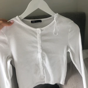 Tröja från zara stl S - Använd fåtal gånger! Jätte fin till jeans eller kjolar (kan användas som kofta)! Nyskick! Kom privat för bilder på, köparen står för frakten