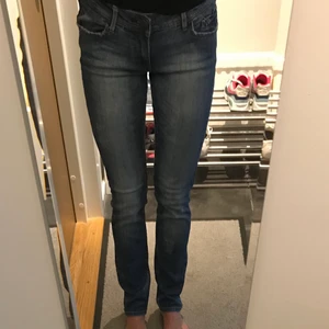 Jeans  - Jeans från Gina Tricot i strl 27/32. Säljer jeansen för dom är lite för stora för mig. Använda några gånger men är i fint skick. Vid eventuell leverans står köparen för frakten. 