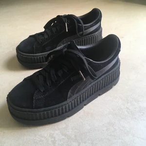Fenty x Puma creepers  - Svarta fenty x puma creepers i stl 37. Köpta secondhand men i väldigt fint skick, varsamt använda av mig. 