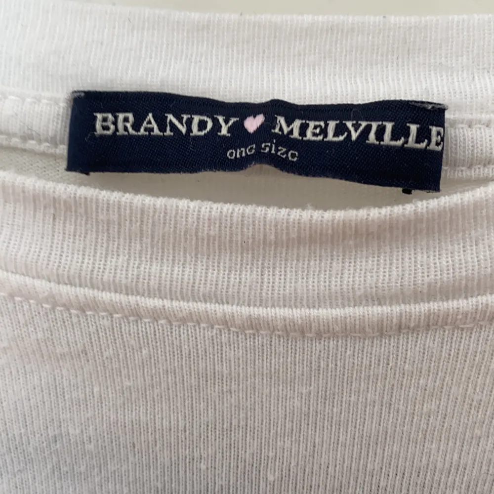 Supersöt t-shirt till sommaren från brandy Melville i one size med ett körsbär . T-shirts.