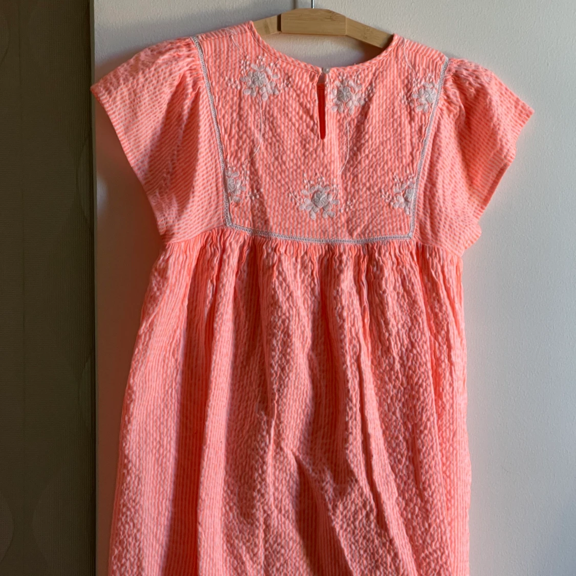 Korall färgad sommar klänning, köpt på Mango. - 90