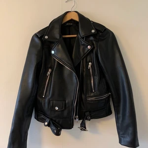 Skinnjacka - Skinnjacka från zara i jättebra skick! Köpt i vintras men väldigt lite använd. Ganska liten i storleken strl M men passar mig som vanligtvis har S. Köparen står för frakten. Bilderna är lånade. 