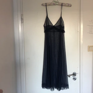 Genomskinlig klänning  - Klänning från Zara. Genomskinlig, så fin att styla över andra kläder. Fick i present men den var lite liten, därför aldrig använd. 