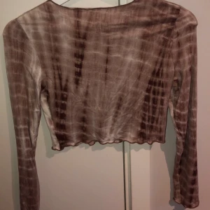 Topp från Shein, S - Superfin tröja från shein, helt ny, endast testad. Tyckte inte riktigt den passade mig så därför säljer jag den. 45kr+frakt!🥰 (skulle säga att färgen på mina egna bilder stämmer mest)