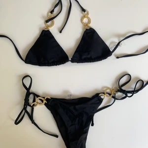 Svart triangelbikini gulddetaljer HELT OANVÄND  - Säljer denna otroligt snygga bikini med guldiga detaljer! Guld-delarna är ”böjbara” så den följer kroppen och är inte stel och hård mot kroppen. Budgivning vid många intresserade!💞💞 HELT OANVÄND!!