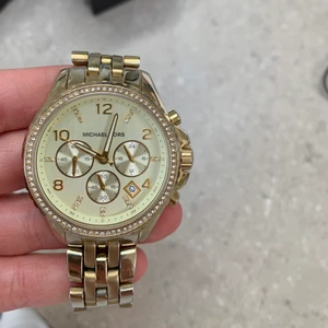 Michael Kors klocka  - Klocka från Michael Kors. Fint skick. Köpt i butik i Usa 2016, äkthet garanteras. Klockbox och extra länk medföljer. 