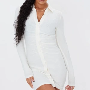 Klänning - Jättefin klänning som var förliten för mig, st uk 10 skulle säga att den passar S/xs bäst, nypris 250kr🤍köparen står för frakten, (kan upplevas genomskinlig) budgivningen avsutas 18:00