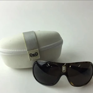 Dolce & Gabbana solglasögon  - D&G solglasögon i okej skick men kommer inte till användning. 