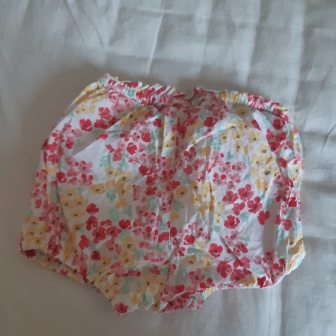 Blommiga korta shorts med en rosa rosett från H&M - 90