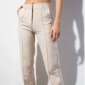 Kostymbyxor - Säljer pågrund av att dom inte passade på mig. Helt oanvända endast testade. Köpare står för frakt