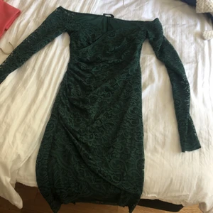 Grön spets klänning  - Har aldrig använt klänningen, den är som ny✨👌🏼