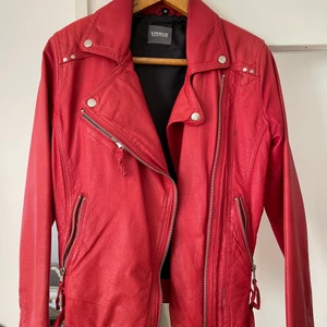 Snygg röd skinnjacka   - Snygg röd skinnjacka från Livelo. Använts ett par gånger. 