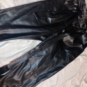 Skinn byxor  - Svarta skinna byxor storlek S 