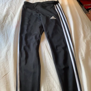 Svarta Adidasbyxor - Svarta Adidasbyxor att ha när man tränar eller att bara ha i vanliga fel. Skönt material i strl 146/152. frakt ingår. Tvättar såklart innan frakt.