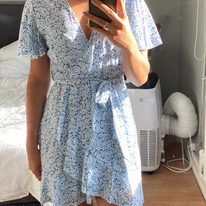 Ljusblå klänning - Säljer denna ljusblå blommiga klänning från SHEIN. Aldrig använd, endast provad, storlek M. 50 kr eller högre bud. Köparen står för eventuell frakt. 