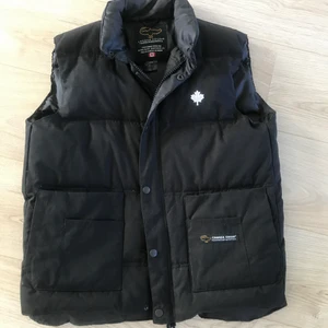 Canda goose väst - Västen är i väldigt bra skick. Köpte den begagnad och har bara använt den ett fåtal gånger. Västen är äkta men en äldre modell. Säljer den pga att den är för stor (bred i axlarna). Västen är herr xs. Jag har dsm xs vanligt viss. Är en 160 lång. Köp direkt =800kr+frakt. 