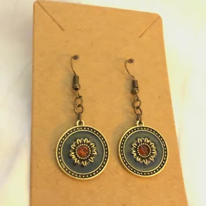 🥀 Vintage Blommor Örhängen  - 🥀 Vintage Blommor Örhängen, frakt: 14kr🥀  * Alla örhängen går även att göras till halsband för 15kr billigare⚡️ 💜TILLFÄLLIGT: köp 2 par örhängen och få ett tredje par gratis!!💜