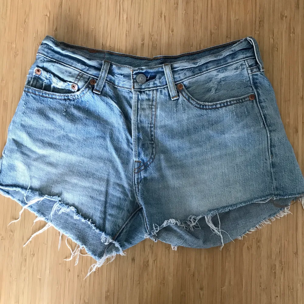 Ljusblå jeansshorts från Levis. W26. Använda ett fåtal gånger. Köparen står för frakten.. Shorts.