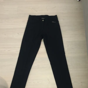 Adacus  - Ett par skitsygga marinblåa byxor i storlek 36. Det är egentligen ett par golfbyxor men man kan lika gärna använde det som kostymbyxor. Använda EN GÅNG!,, jag säljer pga av att det har blivit försmå, önska så att jag fortfarande kunde ha dom för dom är såå snygga! Ny pris: 600 kr säljer för 270