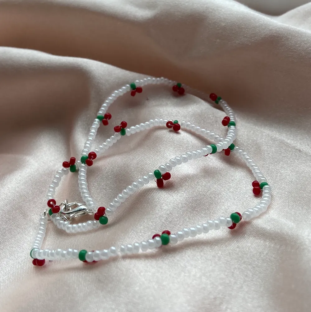 Körsbärs halsband 49kr + frakt  Inte exakt lika dana vita pärlor som på armbandet men ganska lika ❤️. Accessoarer.