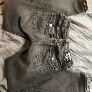 ascoola true religion jeans! de är typ svarta/ gråa💘 superfina fickor! storlek 27 men de är insydda så skulle säga att de är 25-26💕