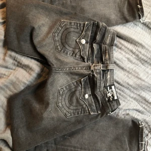 true religion jeans! - ascoola true religion jeans! de är typ svarta/ gråa💘 superfina fickor! storlek 27 men de är insydda så skulle säga att de är 25-26💕
