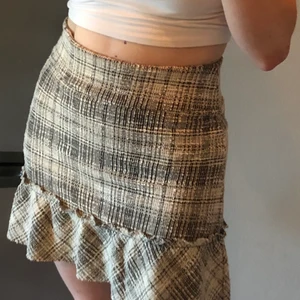 Kjol - Rutig kjol med väldigt fin passform. Använd en eller två gånger. Är storlek S men passar mig som brukar ha M 🌸✨✨