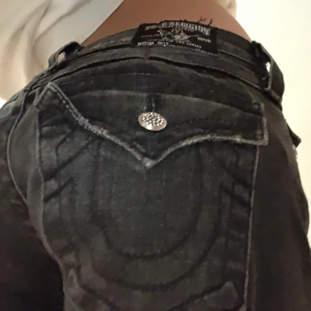 ascoola true religion jeans! de är typ svarta/ gråa💘 superfina fickor! storlek 27 men de är insydda så skulle säga att de är 25-26💕. Jeans & Byxor.
