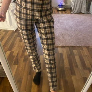 Nelly rutiga byxor strl XS  - Snygga och trendiga rutiga byxor från Nelly i storlek xs, aldrig använda. 