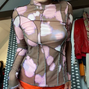 Meshtröja från Weekday - Meshtröja med jättecoolt och unikt mönster! 