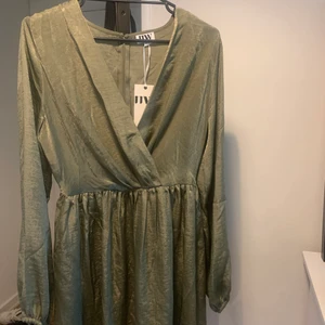 Klänning - Nyköp som tyvärr ej passade.. därav lappen kvar!