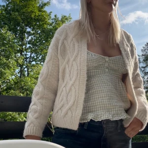 Supersöt stickad kofta från mango💗 - Säljer nu denna super söta kofta från mango. Super söt på sommaren över toppar eller klänningar. Får tyvärr inte användning för den själv så säljer den vidare💗