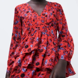 Röd klänning från zara  - Aldrig andvänd, jätte fin men inte riktigt min stil❤️ köpt för 550 kr buda över 350 💕👍🏽 ”kan sicka spårbar frakt samt billigare alternativ”