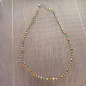 Vitt, oranget och blått pärlhalsband med små pärlor 🤍🦋🧡 49kr + 13kr frakt 