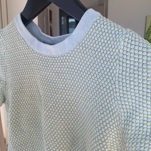 T-shirt med mönster - Trendig t-shirt från zara i grönt och blått mönster. ❤️buda från 100kr. Frakt 60kr