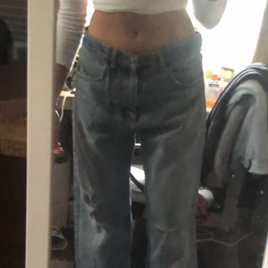 Jeans - Superfina jeans! Det ser ut som att de ska vara någon lapp där bak men den är inte kvar! Säljer för 100+frakt! Vet inte storleken men byxorna passar mig som har xs/s! Skriv privat för mer bilder eller om du är intresserad!💕💕