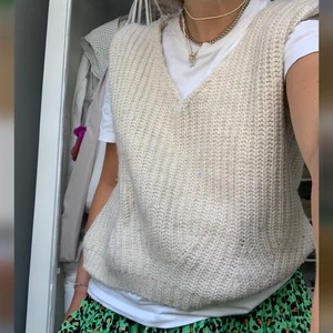 Stickad väst  - Jättefin färg och perfekt till sommaren, själv gjort några ändringar i modellen för en snyggare passform🐬