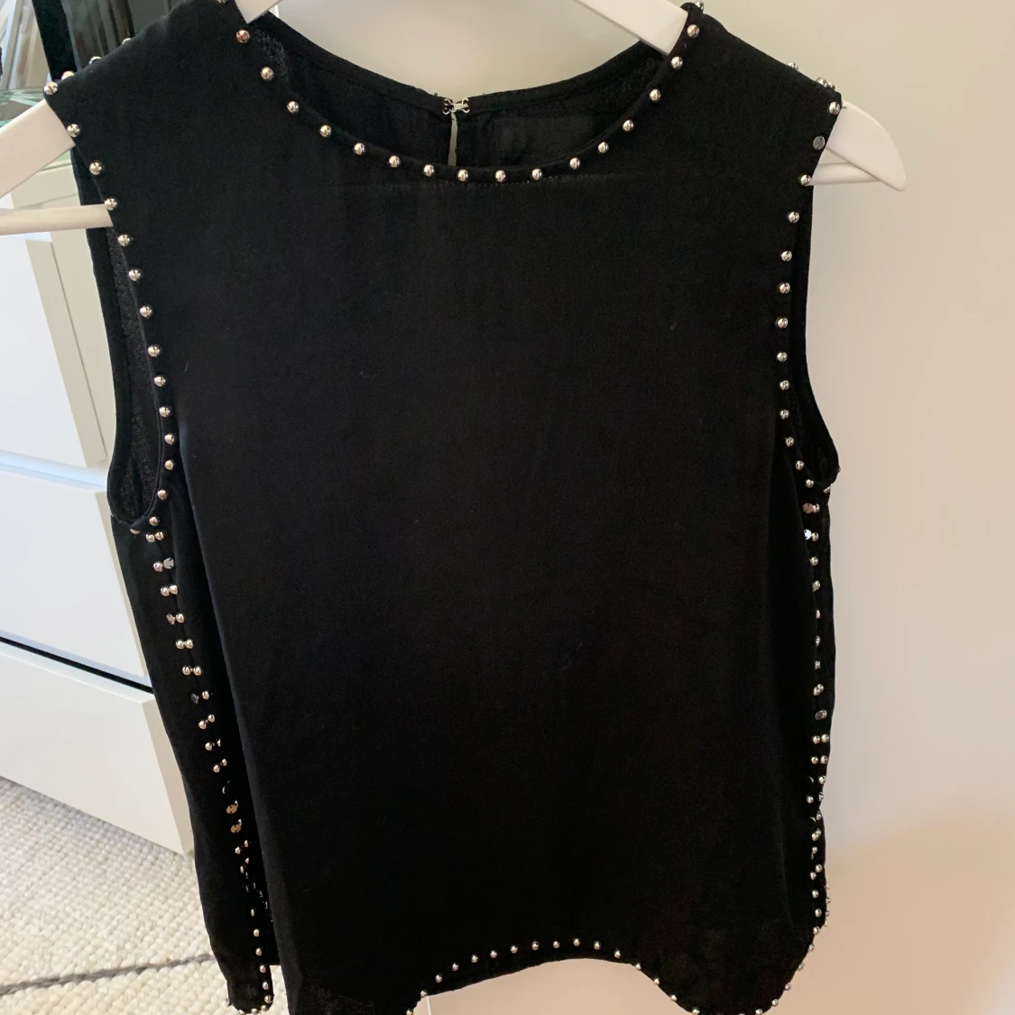 Blus med runda nitar - 90